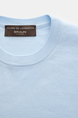 Filippo de Laurentiis Feinstrick-Kurzarmpullover hellblau aus reiner Baumwolle, Slim Fit, Rundhalsausschnitt, Detailaufnahme von oben.