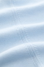 Filippo de Laurentiis Feinstrick-Kurzarmpullover hellblau in Nahaufnahme von oben, feine Baumwolle, softer Griff, Slim Fit, Rundhals, Saumschlitze.
