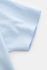 Filippo de Laurentiis Feinstrick-Kurzarmpullover hellblau, Nahaufnahme Ärmel mit feinem Baumwollstrick, Slim Fit, Rundhalsausschnitt, Saumschlitze.