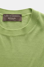 Filippo de Laurentiis Kurzarmpullover grün aus reiner Baumwolle, Slim Fit, Rundhalsausschnitt, weicher Griff, feines Strickbild, Rippbündchen, Nahaufnahme von oben.