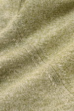 Nahaufnahme des Filippo de Laurentiis Feinstrick-Kurzarmpullovers oliv meliert mit feinem Strickbild aus Leinen-Baumwoll-Mix, Slim Fit, Rundhalsausschnitt und Rippbündchen, fotografiert aus schräger Perspektive.