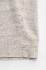 Filippo de Laurentiis Feinstrick-Kurzarmpullover hellgrau meliert, Detailaufnahme der Rippbündchen aus Leinen-Baumwoll-Mix, Slim Fit, Rundhalsausschnitt, feines Strickbild, materialtypischer Griff, ideal für warme Tage und milde Abende.