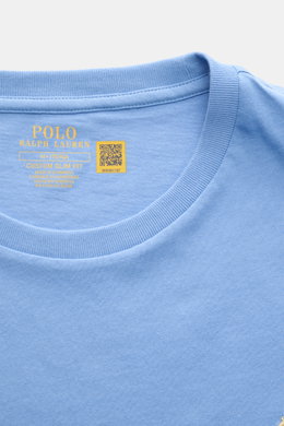 Nahaufnahme von Polo Ralph Lauren Rundhals-T-Shirt rauchblau aus reiner Baumwolle mit Extra Slim Fit, weichem Jersey und Logo-Stitching.
