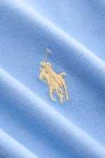 Nahaufnahme des Polo Ralph Lauren Rundhals-T-Shirts rauchblau, weich aus reiner Baumwolle mit Extra Slim Fit und ikonischem Logo-Stitching.