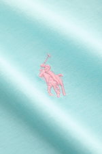 Nahaufnahme des Polo Ralph Lauren Rundhals-T-Shirt türkis, weiches Baumwoll-Jersey mit rosa Logo-Stitching, schmale Silhouette sichtbar.