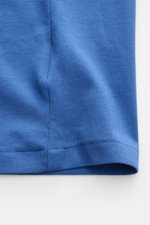 Nahaufnahme des dunkelblauen Polo Ralph Lauren Rundhals-T-Shirts aus reiner Baumwolle, mit weicher Jersey-Qualität und schmaler Silhouette, fotografiert von unten.