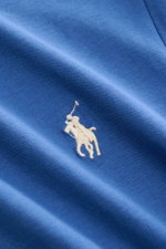 Polo Ralph Lauren Rundhals-T-Shirt dunkelblau in Nahaufnahme, weiches Baumwoll-Jersey mit ikonischem weißem Logo-Stitching, Extra Slim Fit.