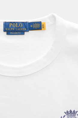 Nahaufnahme von Polo Ralph Lauren Rundhals-T-Shirt weiß, reine Baumwolle, Regular Fit, Rundhalsausschnitt, Logo-Print, fotografiert von oben.
