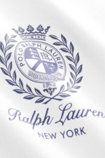 Nahaufnahme des Polo Ralph Lauren Rundhals-T-Shirt weiß mit Logo-Print, reine Baumwolle, Regular Fit, schwere Qualität, von schräg oben fotografiert.