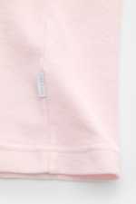 04651/ A trip in a bag Frottee T-Shirt 'Terry Tee' rosé, Detailaufnahme vom unteren Saum mit kleinem Weblabel, weicher Baumwoll-Frottee, Regular Fit.
