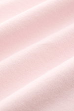 Feiner, weicher Frottee-Stoff in zartem Rosé, Detailaufnahme des 04651/ A trip in a bag Frottee T-Shirts 'Terry Tee' aus reiner Baumwolle.