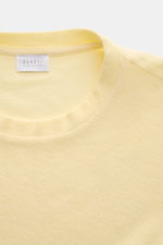 04651/ A trip in a bag Frottee T-Shirt 'Terry Tee' pastellgelb, Nahaufnahme von Rundhalsausschnitt, weiches Frottee aus reiner Baumwolle, Regular Fit, kleines Weblabel in Seitennaht.