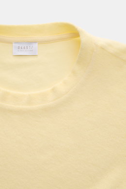 04651/ A trip in a bag Frottee T-Shirt 'Terry Tee' pastellgelb, Nahaufnahme von Rundhalsausschnitt, weiches Frottee aus reiner Baumwolle, Regular Fit, kleines Weblabel in Seitennaht.