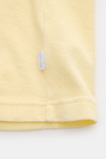 04651/ A trip in a bag Frottee T-Shirt 'Terry Tee' pastellgelb in Nahaufnahme von unten mit weichem Griff, Rundhalsausschnitt und kleinem Weblabel.
