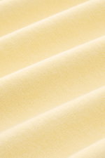 Nahaufnahme des weichen Frottee-Stoffs des 04651/ A trip in a bag Frottee T-Shirts 'Terry Tee' pastellgelb mit feiner Struktur.