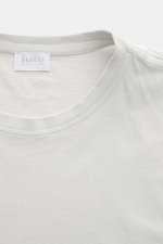 Nahaufnahme von 04651/ A trip in a bag Rundhals-T-Shirt hellgrau, Jersey aus reiner Baumwolle, weicher Griff, Regular Fit, Rundhalsausschnitt, kleines Weblabel.