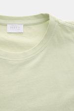 Nahaufnahme von 04651/ A trip in a bag Rundhals-T-Shirt pastellgrün, Jersey aus reiner Baumwolle, weicher Griff, Regular Fit, Rundhalsausschnitt, kleines Weblabel.