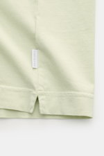 Nahaufnahme des Saumdetails mit kleinem Weblabel des 04651/ A trip in a bag Rundhals-T-Shirt pastellgrün, Jersey aus reiner Baumwolle, weicher Griff, Regular Fit, Rundhalsausschnitt.