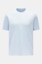 Frontale Nahaufnahme des pastellblauen 04651/ A trip in a bag Rundhals-T-Shirts aus reiner Baumwolle, Regular Fit, weicher Griff, mit Rundhalsausschnitt und kleinem Weblabel.