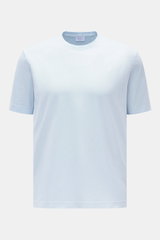Frontale Nahaufnahme des pastellblauen 04651/ A trip in a bag Rundhals-T-Shirts aus reiner Baumwolle, Regular Fit, weicher Griff, mit Rundhalsausschnitt und kleinem Weblabel.