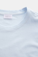 04651/ A trip in a bag Rundhals-T-Shirt pastellblau, Front nah, Jersey aus reiner Baumwolle, weicher Griff, Regular Fit, Rundhalsausschnitt, kleines Weblabel.