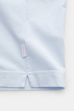 04651/ A trip in a bag Rundhals-T-Shirt pastellblau, Detailansicht Saum mit kleinem Weblabel, Jersey aus reiner Baumwolle, weicher Griff, Regular Fit, Rundhalsausschnitt.