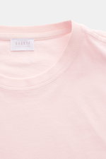 Nahaufnahme des roséfarbenen 04651/ A trip in a bag Rundhals-T-Shirts mit Rundhalsausschnitt, kleinem Weblabel, Regular Fit, weichem Griff und Jersey aus reiner Baumwolle.