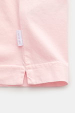 Nahaufnahme des unteren Saums des 04651/ A trip in a bag Rundhals-T-Shirts rosé, Jersey aus reiner Baumwolle, weicher Griff, Regular Fit, Rundhalsausschnitt, kleines Weblabel an der Seitennaht, fotografiert von vorne unten.
