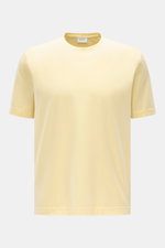 Frontansicht des pastellgelben 04651/ A trip in a bag Rundhals-T-Shirts aus weichem, reiner Baumwoll-Jersey, Regular Fit mit kleinem Weblabel.