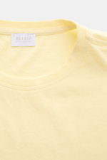 04651/ A trip in a bag Rundhals-T-Shirt pastellgelb aus reiner Baumwolle, weicher Griff, Regular Fit, Rundhalsausschnitt, kleines Weblabel, Nahaufnahme von oben.
