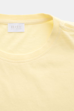 04651/ A trip in a bag Rundhals-T-Shirt pastellgelb aus reiner Baumwolle, weicher Griff, Regular Fit, Rundhalsausschnitt, kleines Weblabel, Nahaufnahme von oben.
