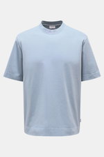 04651/ A trip in a bag Rundhals-T-Shirt rauchblau, robustes Basic aus schwerem Baumwoll-Jersey, Regular Fit, Rundhalsausschnitt, kleines Weblabel, frontale Ansicht.