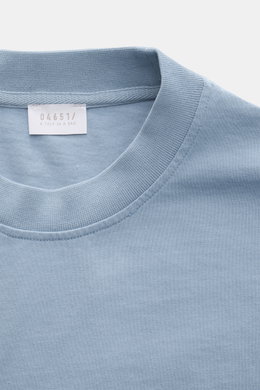 04651/ A trip in a bag Rundhals-T-Shirt rauchblau, Nahaufnahme von Rundhalsausschnitt, Weblabel sichtbar, aus schwerem Baumwoll-Jersey, Regular Fit, griffig.