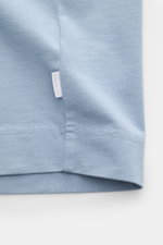 Nahaufnahme des unteren Saums von 04651/ A trip in a bag Rundhals-T-Shirt rauchblau aus schwerem Baumwoll-Jersey mit kleinem Weblabel, leichte griffige Haptik, Regular Fit, Rundhalsausschnitt.
