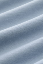 Nahaufnahme des robusten 04651/ A trip in a bag Rundhals-T-Shirts rauchblau aus schwerem Baumwoll-Jersey mit leicht griffiger Haptik, Regular Fit und kleinem Weblabel.