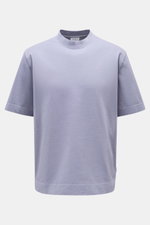 Frontale Nahaufnahme eines lavenderfarbenen 04651/ A trip in a bag Rundhals-T-Shirts aus schwerem Baumwoll-Jersey mit kleinem Weblabel.