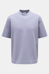 Frontale Nahaufnahme eines lavenderfarbenen 04651/ A trip in a bag Rundhals-T-Shirts aus schwerem Baumwoll-Jersey mit kleinem Weblabel.