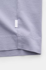 04651/ A trip in a bag Rundhals-T-Shirt lavender, Detailaufnahme Saum mit kleinem Weblabel, schwere Baumwolle, Regular Fit, griffige Haptik