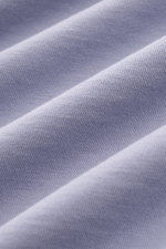 Nahaufnahme des 04651/ A trip in a bag Rundhals-T-Shirt lavender aus schwerem, robustem Baumwoll-Jersey mit leicht griffiger Haptik, kleines Weblabel.