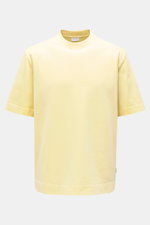 Frontale Nahaufnahme des 04651/ A trip in a bag Rundhals-T-Shirts pastellgelb aus robuster, schwerer Baumwolle mit Regular Fit, Rundhalsausschnitt und kleinem Weblabel.