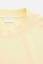 04651/ A trip in a bag Rundhals-T-Shirt pastellgelb in Nahaufnahme, robustes Basic aus schwerem Baumwoll-Jersey mit kleinem Weblabel.
