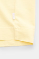 Detailaufnahme des Saum-Bereichs vom 04651/ A trip in a bag Rundhals-T-Shirt pastellgelb, aus schwerem Baumwoll-Jersey mit kleinem Weblabel.