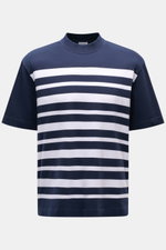 Frontansicht des 04651/ A trip in a bag Rundhals-T-Shirt 'Nunu' navy/weiß gestreift aus schwerem Baumwoll-Jersey mit klassischem Streifenmuster, Regular Fit, Rundhalsausschnitt und kleinem Weblabel – maritime Sommervibes.