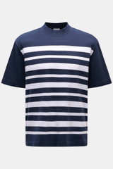 Frontansicht des 04651/ A trip in a bag Rundhals-T-Shirt 'Nunu' navy/weiß gestreift aus schwerem Baumwoll-Jersey mit klassischem Streifenmuster, Regular Fit, Rundhalsausschnitt und kleinem Weblabel – maritime Sommervibes.