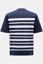 04651/ A trip in a bag Rundhals-T-Shirt "Nunu" navy/weiß gestreift, Rückansicht, schwere Baumwolle, weicher Griff, Regular Fit, klassisches Streifenmuster, kleines Weblabel.