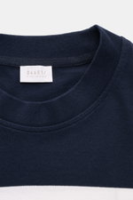 Nahaufnahme des Rundhalsausschnitts von 04651/ A trip in a bag Rundhals-T-Shirt 'Nunu' navy/weiß gestreift, schwere Baumwolle, weicher Griff.