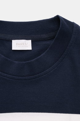 Nahaufnahme des Rundhalsausschnitts von 04651/ A trip in a bag Rundhals-T-Shirt 'Nunu' navy/weiß gestreift, schwere Baumwolle, weicher Griff.