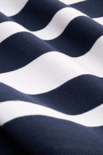 Nahaufnahme aus schräger Perspektive des navy/weiß gestreiften 04651/ A trip in a bag Rundhals-T-Shirt 'Nunu' aus schwerem Baumwoll-Jersey mit weichem Griff.