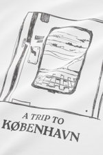 Close-up front view of the 04651/ A trip in a bag T-shirt 'Nunu' white featuring a Copenhagen-inspired print with "A TRIP TO KØBENHAVN" text.

<p>A basic with a print accent: With its Copenhagen inspired print, this T-shirt by 04651/ A TRIP IN A BAG makes