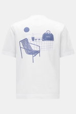 Rear view of the 04651/ A trip in a bag T-Shirt 'Nunu' white, showing a minimalist blue holiday print with a chair, table, bottle, glasses, and bag. 

Description:  
A basic with a print accent: With its minimalist holiday print, this T-shirt by 04651/ A 